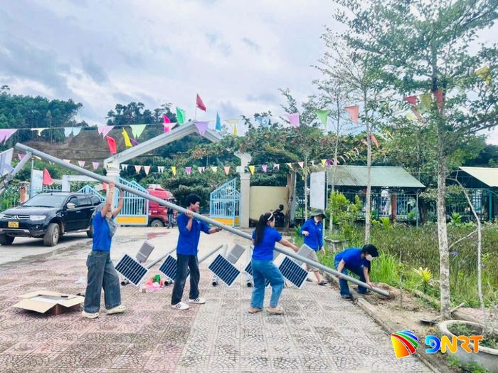 Hệ thống đèn năng lượng mặt trời được lắp đặt tại các tuyến đường xã Bến Giằng, góp phần thắp sáng đường quê, bảo đảm an toàn và an ninh trật tự. Ảnh: ĐVCC