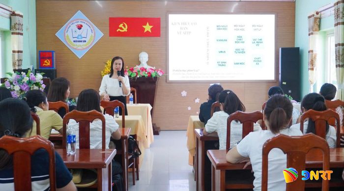 Trường Tiểu học Trần Quang Diệu (phường Ngũ Hành Sơn) tổ chức tập huấn, bảo đảm an toàn vệ sinh trường học trong học đường. Ảnh: NHẬT HẠ.