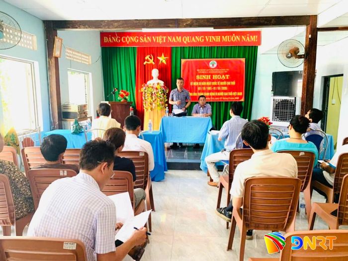 Lãnh đạo phường Hương Trà trao đổi, vận động người dân đồng thuận hiến đất thực hiện dự án. Ảnh: ĐVCC