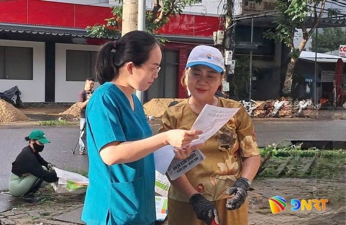 Cán bộ Trạm Y tế phường An Hải tuyên truyền phòng, chống dịch sốt xuất huyết đến người dân. Ảnh: BÙI HƯỜNG