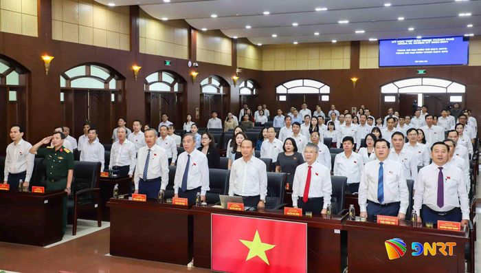 Các đại biểu tham dự kỳ họp làm lễ chào cờ. Ảnh: PHÚ - HUY
