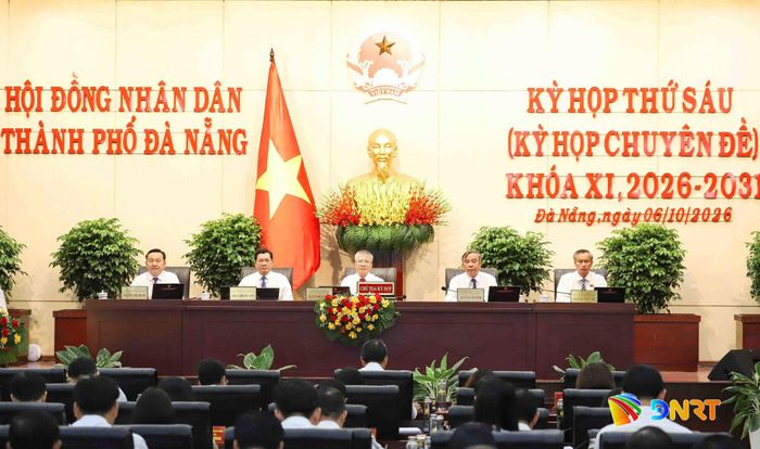 Chủ tọa kỳ họp. Ảnh: PHÚ - HUY