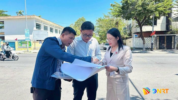 Phó Chủ tịch Thường trực UBND phường An Hải Trần Thị Nhớ khảo sát thực tế về sáp nhập tổ dân phố. Ảnh: THIÊN PHÚ