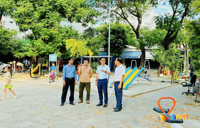 Lãnh đạo phường An Hải kiểm tra các thiết chế văn hóa trên địa bàn phường. Ảnh: THIÊN PHÚ