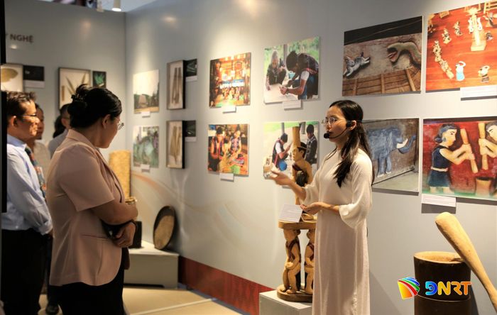 Du khách tham quan, nghe thuyết minh về sự gắn kết giữa hệ sinh thái thực vật với đời sống đồng bào Cơ Tu. Ảnh: ALĂNG NGƯỚC