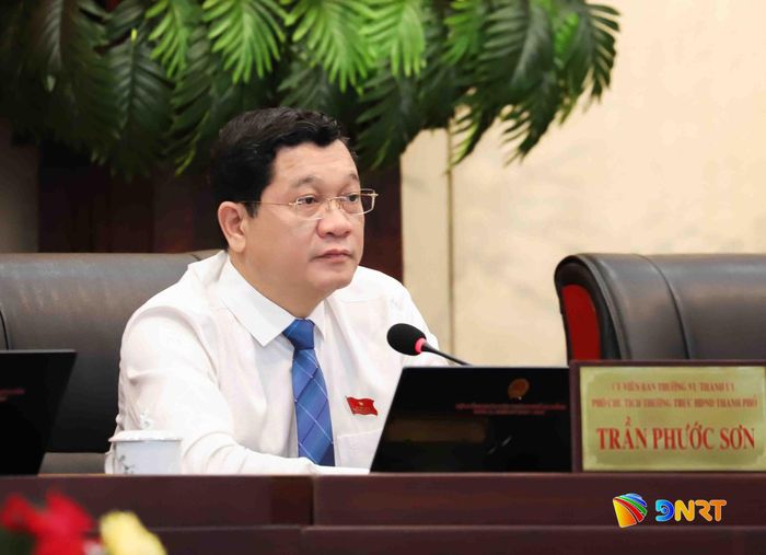 Phó Chủ tịch Thường trực HĐND thành phố Trần Phước Sơn chủ trì thảo luận tờ trình của UBND thành phố trước khi đại biểu bấm nút thông qua. Ảnh: PHÚ - HUY