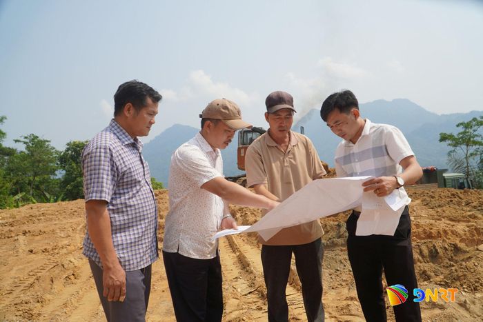 Lãnh đạo xã Nam Trà My kiểm tra thực tế tiến độ thi công các công trình. Ảnh: TRUNG LÊ