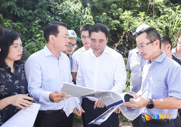 Lãnh đạo thành phố kiểm tra các dự án trọng điểm. Ảnh: DNRT