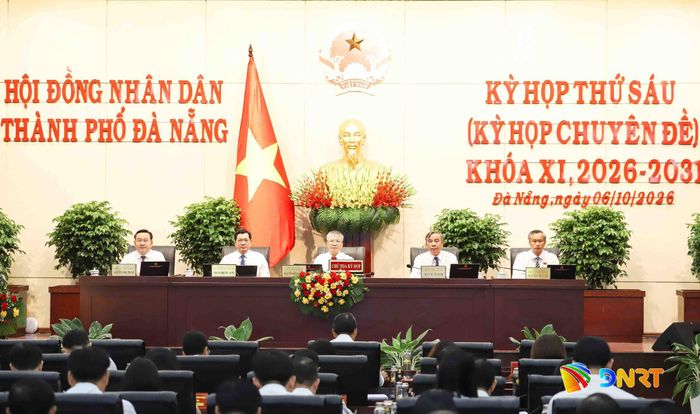 Chủ tọa kỳ họp. Ảnh: PHÚ - HUY