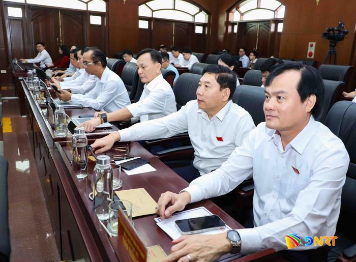Đại biểu biểu quyết thông qua các nghị quyết. Ảnh: PHÚ - HUY