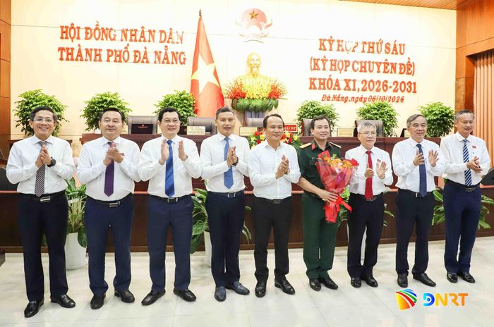 Lãnh đạo thành phố tặng hoa chúc mừng Đại tá Nguyễn Thế Vinh. Ảnh: PHÚ - HUY