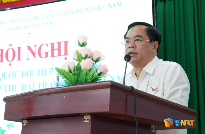 Đại biểu Quốc hội Vương Quốc Thắng tiếp thu các kiến nghị của cử tri. Ảnh: HIỀN THÚY