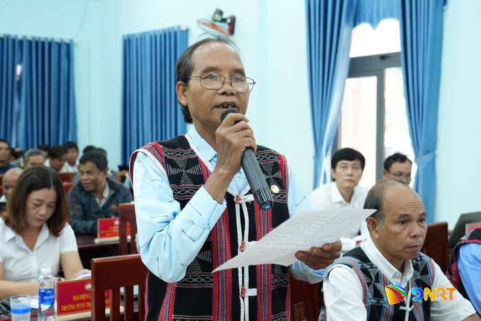 Cử tri xã Avương kiến nghị nhiều vấn đề thiết thực gắn với đời sống, sản xuất và sự phát triển của địa phương. Ảnh: HIỀN THÚY