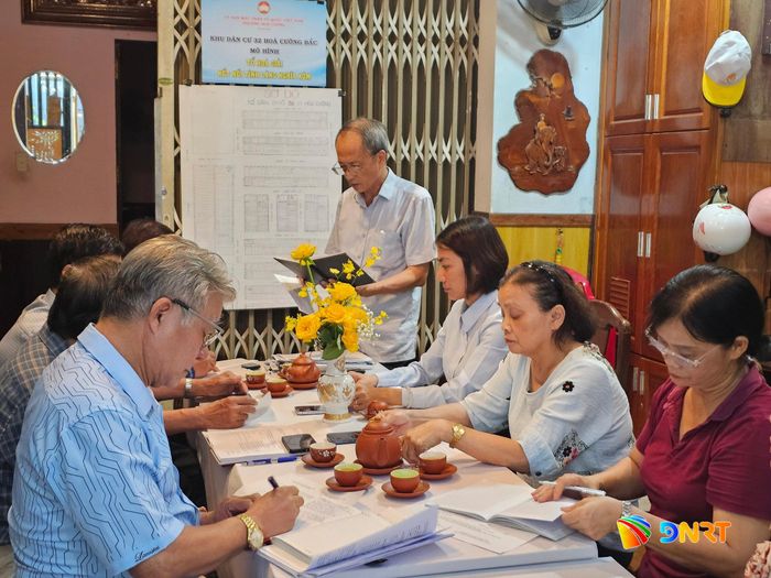 Ban điều hành khu dân cư 32 Hòa Cường Bắc họp triển khai mô hình “Tổ hòa giải - Kết nối tình làng nghĩa xóm”. Ảnh: LAM PHƯƠNG