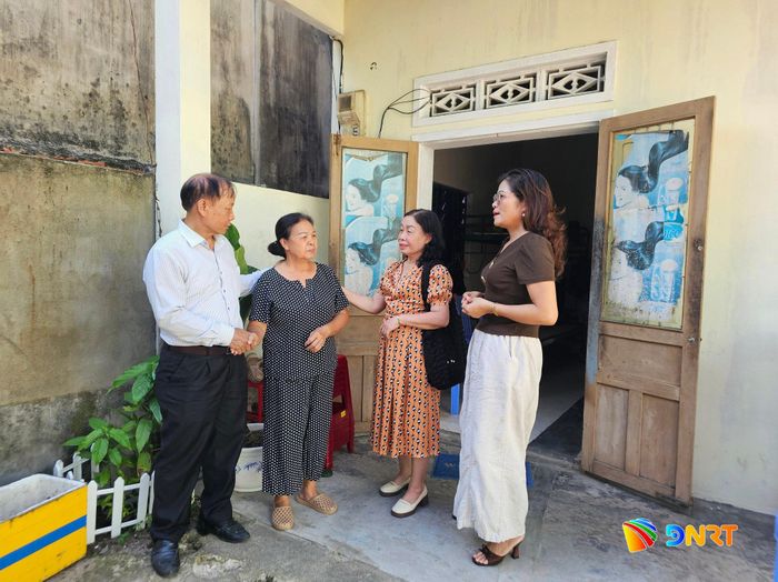Sự động viên, hỗ trợ kịp thời từ cấp ủy, Ban Công tác Mặt trận khu dân cư 34 Hòa Cường Bắc giúp tiếp thêm động lực để gia đình bà Nguyễn Thị Mỹ Vân vượt qua khó khăn. Ảnh: LAM PHƯƠNG