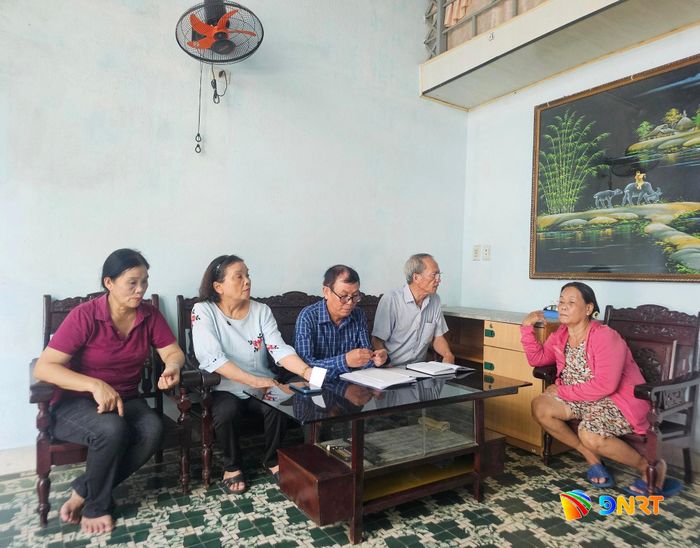 Các thành viên tổ hòa giải khu dân cư 32 Hòa Cường Bắc tuyên truyền các chủ trương, chính sách, pháp luật đến người dân. Ảnh: LAM PHƯƠNG