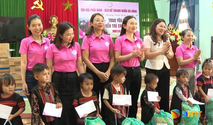 Chi hội phía Nam - Câu lạc bộ Nữ doanh nhân Đà Nẵng tặng quà trẻ em xã miền núi Trà Tập. Ảnh: VIẾT TRỌNG
