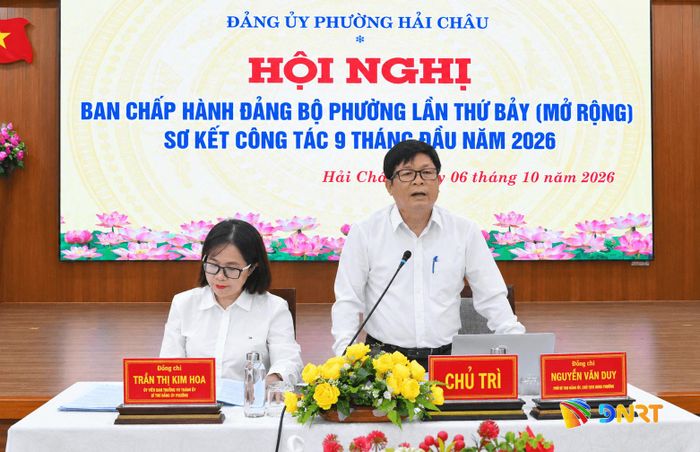 Lãnh đạo Đảng ủy phường Hải Châu chủ trì hội nghị. Ảnh: KHÁNH LINH
