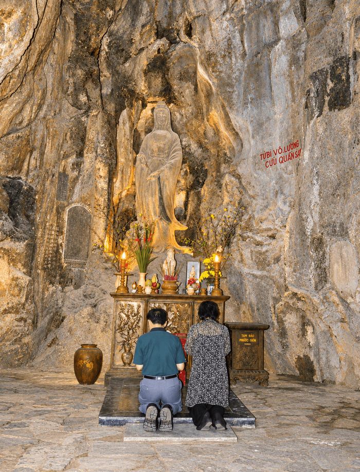 Bia Phổ Đà Sơn Linh Trung Phật (trên vách bên trái) trong động Hoa Nghiêm. Ảnh: VHA