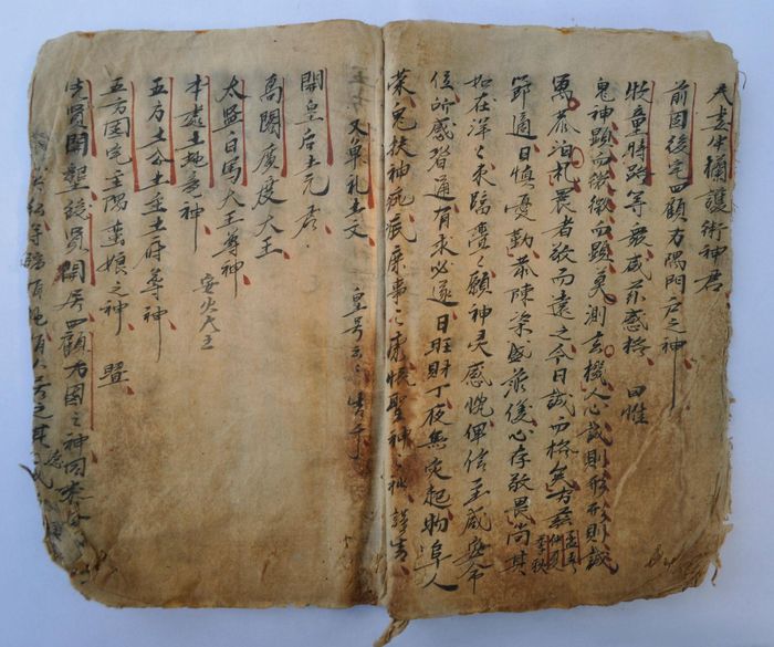 Những trang tư liệu Hán Nôm được lưu giữ qua nhiều thế hệ là “kho ký ức” quý giá về đất và người xứ Quảng. Ảnh: VHA