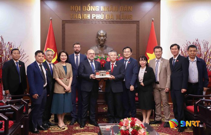 Chủ tịch HĐND thành phố Nguyễn Đức Dũng (thứ 6, bên phải sang) tặng quà lưu niệm đến ông Igor Baiazov, tân Tổng Lãnh sự Liên bang Nga tại Đà Nẵng. Ảnh: NGỌC PHÚ