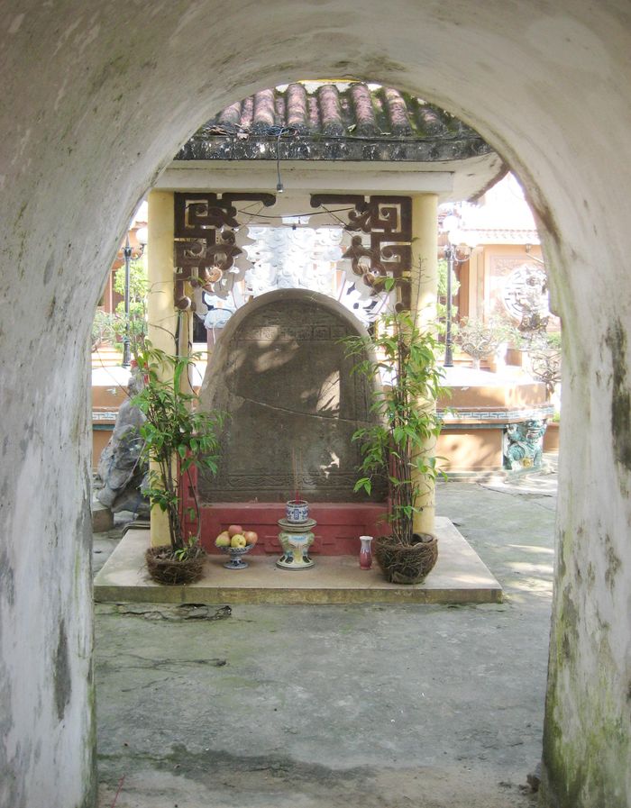 Bia chùa An Long, được dựng vào năm 1653, là một trong những dấu tích Hán Nôm còn lưu lại trên vùng đất xứ Quảng. Ảnh: H.A
