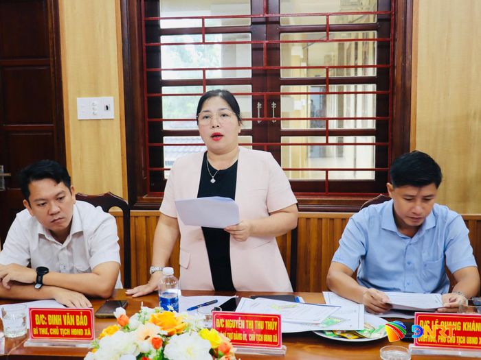 Chủ tịch UBND xã Xuân Phú Nguyễn Thị Thu Thủy báo cáo tại buổi làm việc. Ảnh: QUỐC TUẤN