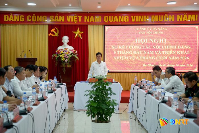 Ủy viên Ban Thường vụ Thành ủy, Trưởng ban Nội chính Thành ủy Võ Công Chánh chủ trì hội nghị. Ảnh: T.CÔNG