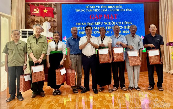 Lãnh đạo Sở Nội vụ tặng quà người có công tham gia điều dưỡng tập trung đợt 2 năm 2026.