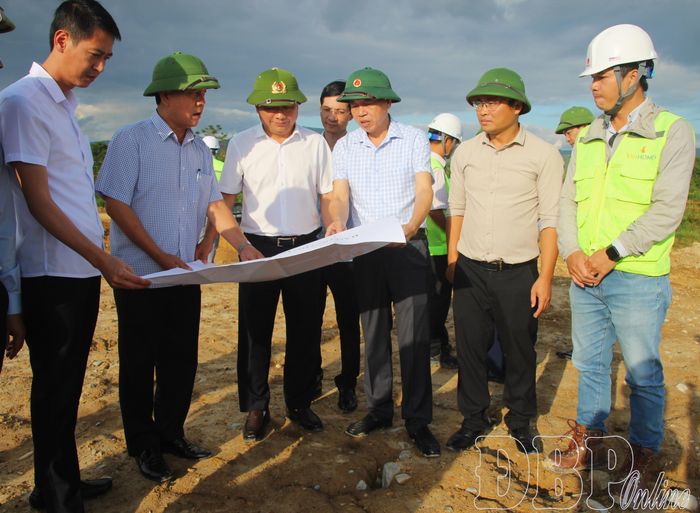Chủ tịch UBND tỉnh Lê Văn Lương kiểm tra công tác giải phóng mặt bằng dự án Khu đô thị mới, du lịch nghỉ dưỡng và dịch vụ thể thao phía Tây Bắc phường Điện Biên Phủ (địa phận xã Thanh Nưa).