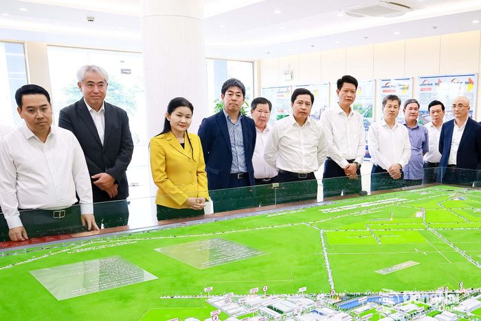 Đồng chí Tôn Ngọc Hạnh (thứ 3, từ trái sang), Ủy viên Trung ương Đảng, Phó Bí thư Thường trực Thành ủy, Chủ tịch HĐND thành phố và khách tham quan nghe lãnh đạo Tập đoàn Sojitz Nhật Bản giới thiệu về kế hoạch mở rộng Khu công nghiệp Long Đức (xã Bình An), ngày 24-9. Ảnh: Thành Nam