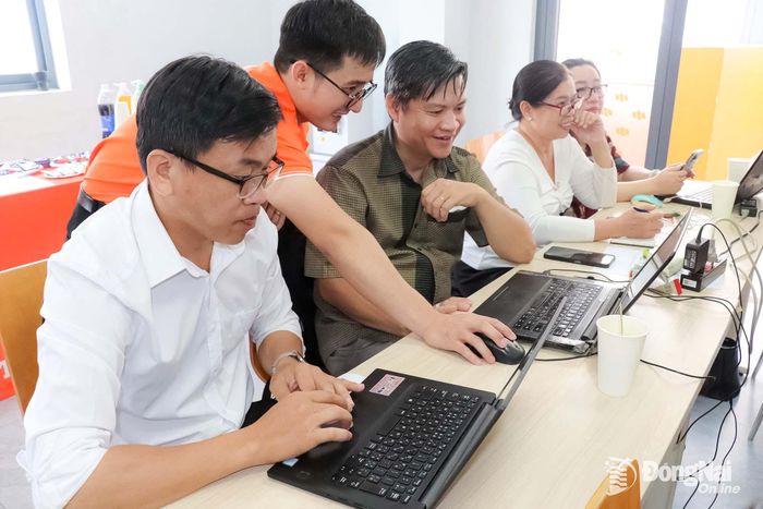 Giáo viên các trường học trên địa bàn thành phố tham gia một lớp tập huấn về ứng dụng trí tuệ nhân tạo. Ảnh: Hải Yến