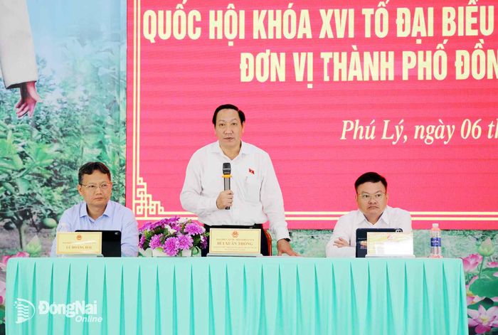 Đại biểu Bùi Xuân Thống, Thành ủy viên, Phó Trưởng đoàn chuyên trách Đoàn Đại biểu Quốc hội thành phố chia sẻ với cử tri xã Phú Lý tại hội nghị. Ảnh: Lam Phương