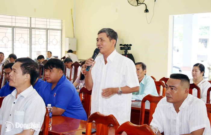 Cử tri xã Phú Lý phát biểu ý kiến tại hội nghị. Ảnh: Lam Phương