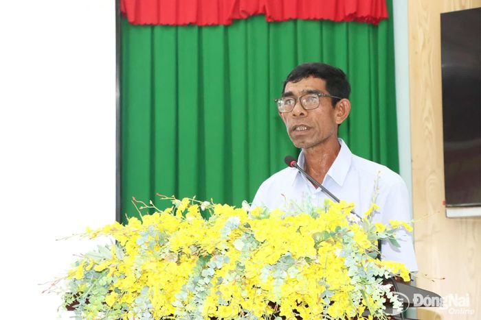 Cử tri các xã phát biểu ý kiến tại buổi tiếp xúc. Ảnh: Quang Minh