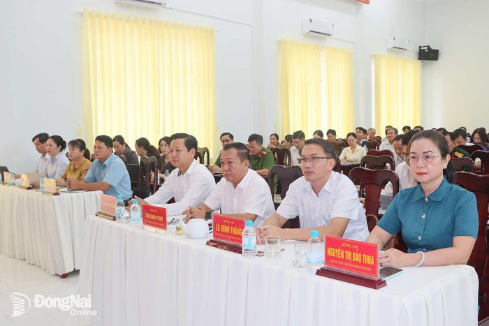 Lãnh đạo và cử tri 2 phường Phước Bình, Phước Long dự buổi tiếp xúc. Ảnh: Quang Minh