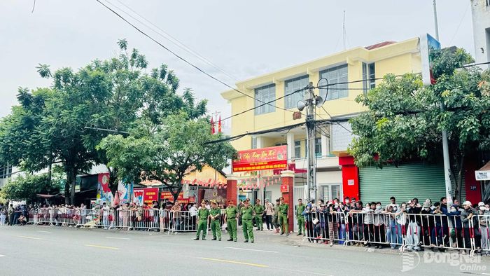 Lực lượng Công an thành phố Đồng Nai đảm bảo an ninh trật tự trong và ngoài phiên tòa xét xử. Ảnh: Tố Tâm