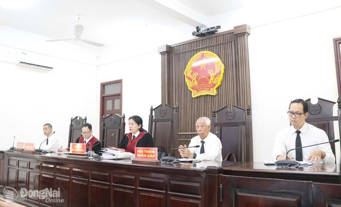 Hội đồng xét xử vụ án. Ảnh: Tố Tâm