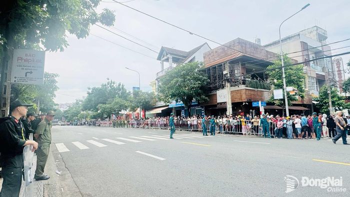 Rất đông người dân tụ tập trước cổng Tòa án nhân dân thành phố Đồng Nai để theo dõi diễn biến xét xử đối với bị cáo. Ảnh: Tố Tâm