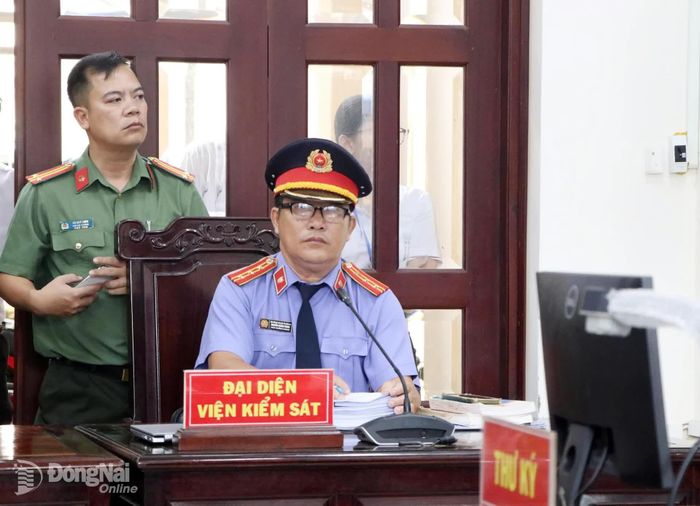 Đại diện Viện Kiểm sát nhân dân thành phố Đồng Nai luận tội tại phiên tòa xét xử. Ảnh: Tố Tâm