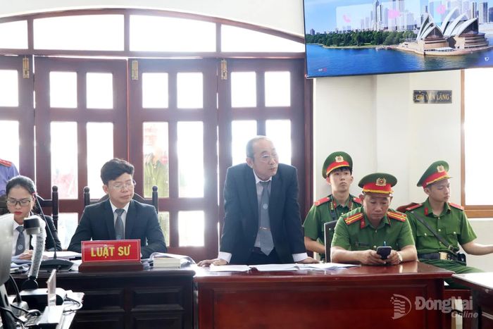 Đại diện luật sư bào chữa cho bị cáo và gia đình bị hại. Ảnh: Tố Tâm
