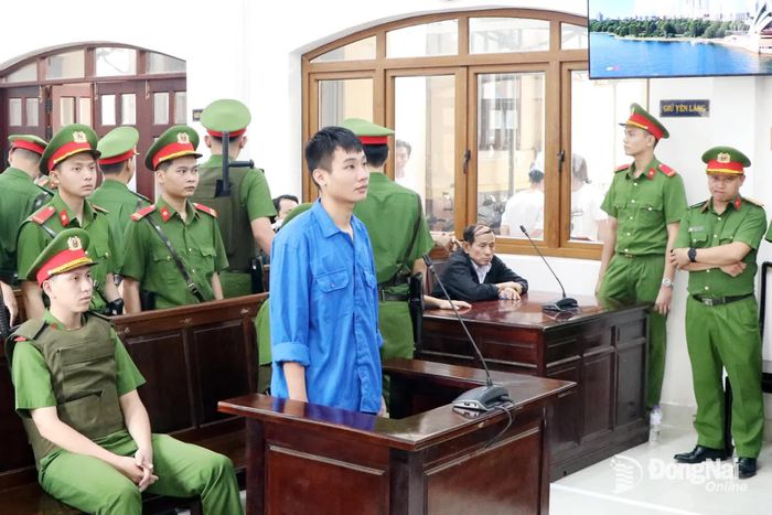 Bị cáo Nguyễn Đức Anh bị tuyên tử hình về tội giết người và tội sử dụng trái phép vũ khí quân dụng. Ảnh: Tố Tâm
