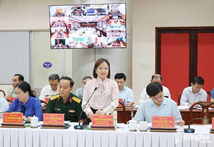 Ủy viên Ban Thường vụ Thành ủy, Giám đốc Sở Tài chính Trương Thị Hương Bình trình bày các nội dung trọng tâm kinh tế, xã hội 9 tháng năm 2026. Ảnh: Vương Thế