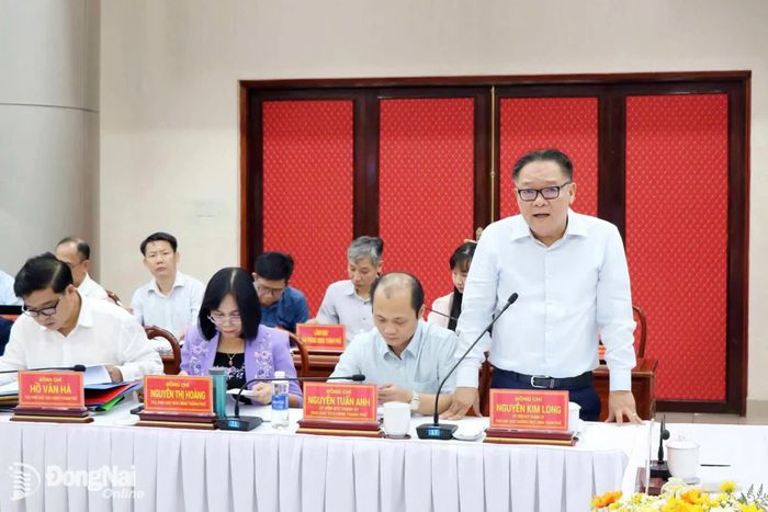 Ủy viên Ban Thường vụ Thành ủy, Phó Chủ tịch Thường trực UBND thành phố Đồng Nai Nguyễn Kim Long điều hành thảo luận. Ảnh: Vương Thế