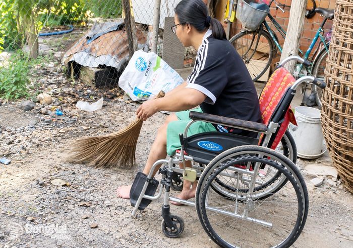 Chị Mai đang khao khát được phẫu thuật để bớt đau đớn, có thể ngồi xe lăn, làm lại công việc giặt ủi, báo hiếu mẹ già và chăm anh trai khờ khạo. Ảnh: Thu Hiền