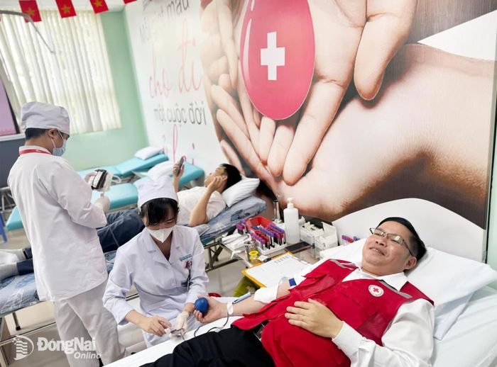 Nhiều người đã duy trì hành trình hiến máu suốt nhiều năm liền với mong muốn "một giọt máu cho đi, một cuộc đời ở lại". Ảnh: Bích Nhàn