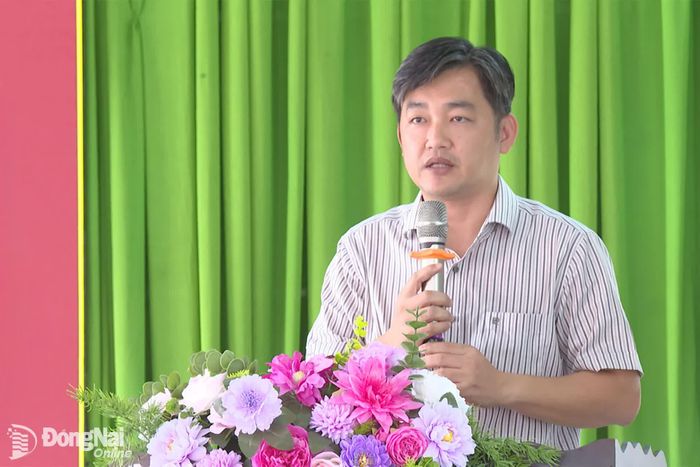 Đại biểu Quốc hội Nguyễn Quốc Dũng trả lời các kiến nghị của cử tri. Ảnh: Nguyễn Tấn