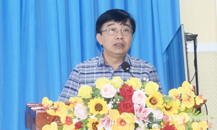 Đại biểu Nguyễn Minh Sơn phát biểu tại buổi tiếp xúc cử tri xã Lương Hòa Lạc.