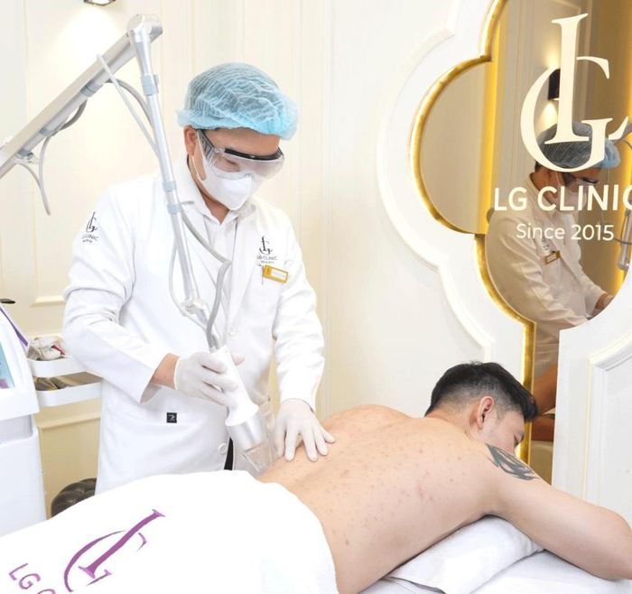 Điều trị viêm nang lông bằng công nghệ cao bởi bác sĩ da liễu.