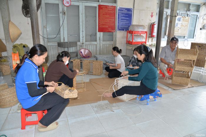  Nhiều lao động gắn bó lâu năm với Hợp tác xã Quang Minh từ nghề sản xuất đồ thủ công mỹ nghệ.